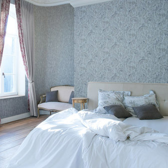 beton look blauw  met vervaagd chateau de medici patronen vinyl op vlies