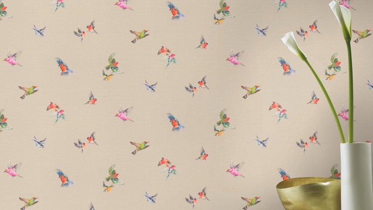  birds of pardise  zacht taupe linnen weefsel met multi colour vogels  vinyl op vlies